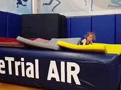 Фотография Надувная мобильная поролоновая яма с надувным дном для зоны приземления в акробатике, гимнастике из ПВХ (PVC) ТаймТриал